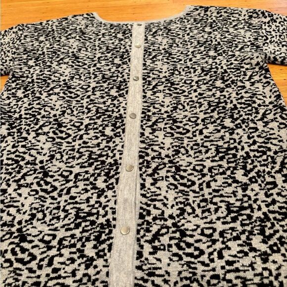 NYDJ grey/black leopard/patterned sweater - Picture 4 of 5